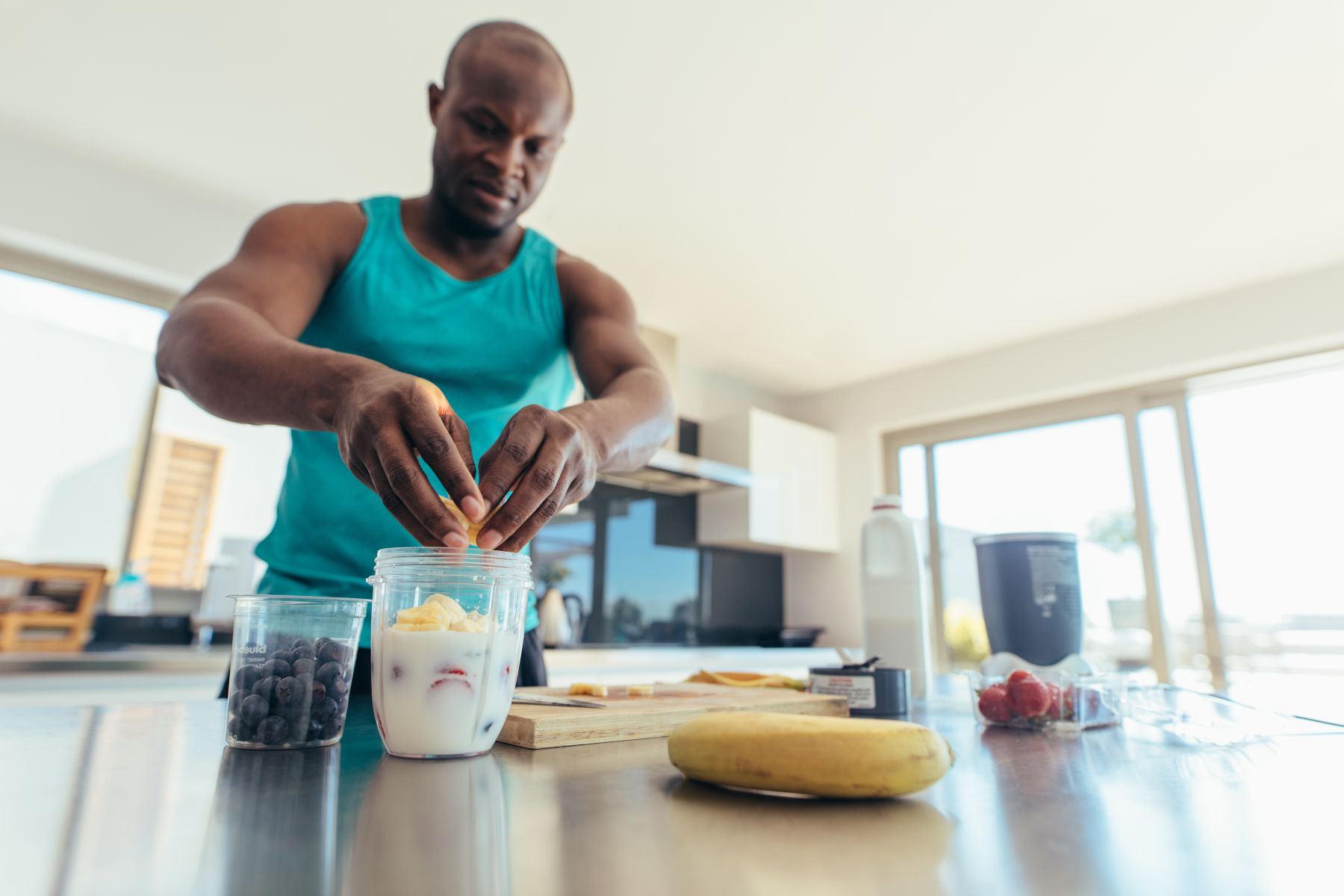 Man making a pre-workout meal